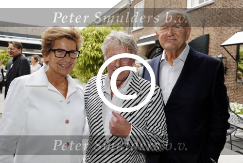 Naarden Vesting 6 september 2016
Presentatei boek DOEN van Jan des Bouvrie bij het arsenaal.
Monique en zoon Jan zijn ook aanwezig. Joop en Janine v d Ende