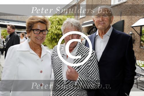 Naarden Vesting 6 september 2016
Presentatei boek DOEN van Jan des Bouvrie bij het arsenaal.
Monique en zoon Jan zijn ook aanwezig. Joop en Janine v d Ende