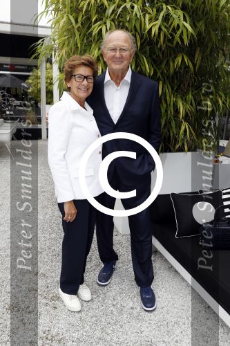 Naarden Vesting 6 september 2016
Presentatei boek DOEN van Jan des Bouvrie bij het arsenaal.
Monique en zoon Jan zijn ook aanwezig. Joop en Janine v d Ende