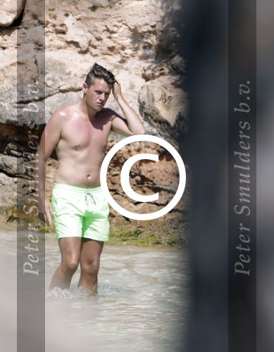ibiza 27 juni 2016 
Stranddag van Nick en Kirsten Schilder de dag na hun trouwen bij el chirinquito.
Aanwezig oa Jan en Liza Smit Simon en Annemarie Keizer Jaap Kwakman met vriendin Aloys Buys met vriendin Jaap Reesema