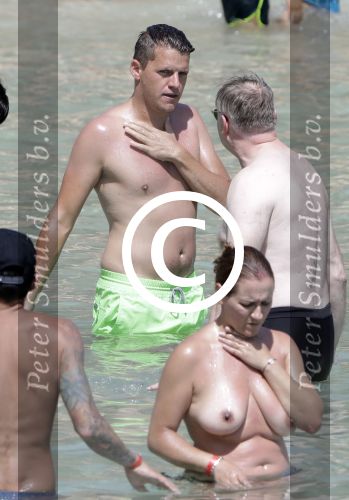 ibiza 27 juni 2016 
Stranddag van Nick en Kirsten Schilder de dag na hun trouwen bij el chirinquito.
Aanwezig oa Jan en Liza Smit Simon en Annemarie Keizer Jaap Kwakman met vriendin Aloys Buys met vriendin Jaap Reesema