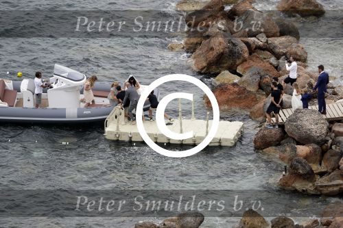 Ibiza 26 juni 2016
Nick en Kirsten Schilder trouwen op het strand van es Cubells. De vaderr van Kirsten trouwt ze en Ruben Nicolai doet zijn act als Duitse zanger.