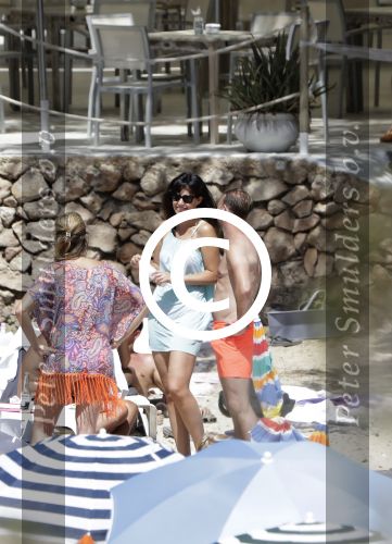 ibiza 27 juni 2016 
Stranddag van Nick en Kirsten Schilder de dag na hun trouwen bij el chirinquito.
Aanwezig oa Jan en Liza Smit Simon en Annemarie Keizer Jaap Kwakman met vriendin Aloys Buys met vriendin Jaap Reesema