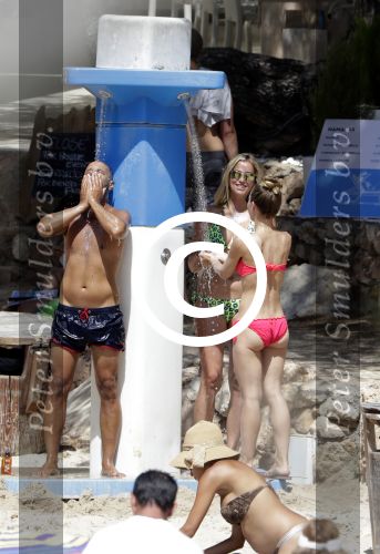 ibiza 27 juni 2016 
Stranddag van Nick en Kirsten Schilder de dag na hun trouwen bij el chirinquito.
Aanwezig oa Jan en Liza Smit Simon en Annemarie Keizer Jaap Kwakman met vriendin Aloys Buys met vriendin Jaap Reesema