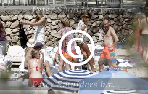 ibiza 27 juni 2016 
Stranddag van Nick en Kirsten Schilder de dag na hun trouwen bij el chirinquito.
Aanwezig oa Jan en Liza Smit Simon en Annemarie Keizer Jaap Kwakman met vriendin Aloys Buys met vriendin Jaap Reesema