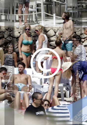 ibiza 27 juni 2016 
Stranddag van Nick en Kirsten Schilder de dag na hun trouwen bij el chirinquito.
Aanwezig oa Jan en Liza Smit Simon en Annemarie Keizer Jaap Kwakman met vriendin Aloys Buys met vriendin Jaap Reesema