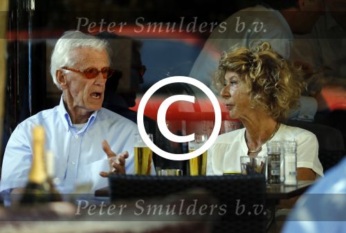 Amsterdam 23 augustus 2016
Manfred de Graaf met een vriendin op terras bij v Dam