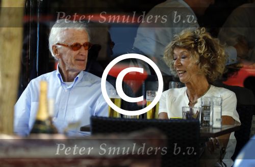 Amsterdam 23 augustus 2016
Manfred de Graaf met een vriendin op terras bij v Dam