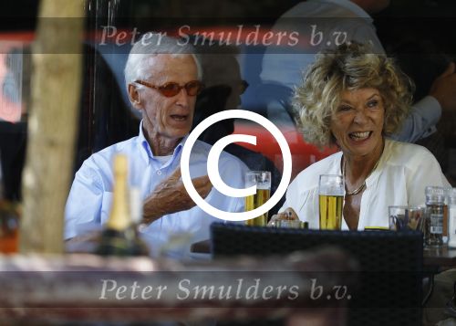 Amsterdam 23 augustus 2016
Manfred de Graaf met een vriendin op terras bij v Dam