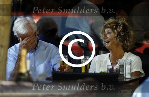 Amsterdam 23 augustus 2016
Manfred de Graaf met een vriendin op terras bij v Dam