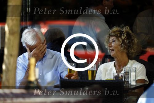 Amsterdam 23 augustus 2016
Manfred de Graaf met een vriendin op terras bij v Dam