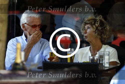 Amsterdam 23 augustus 2016
Manfred de Graaf met een vriendin op terras bij v Dam