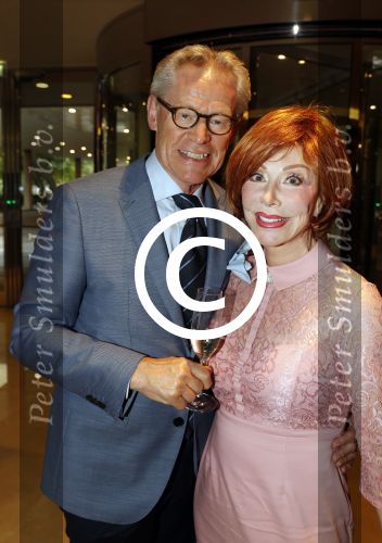 Amsterdam 4 september 2016
Modeshow Paul Schulten in Hotel Okura. Marijke Helwegen met man (middelvinger)