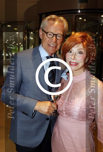 Amsterdam 4 september 2016
Modeshow Paul Schulten in Hotel Okura. Marijke Helwegen met man (middelvinger)