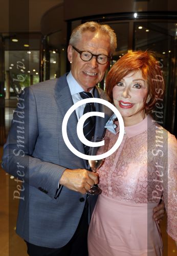 Amsterdam 4 september 2016
Modeshow Paul Schulten in Hotel Okura. Marijke Helwegen met man (middelvinger)