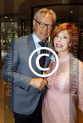Amsterdam 4 september 2016
Modeshow Paul Schulten in Hotel Okura. Marijke Helwegen met man (middelvinger)