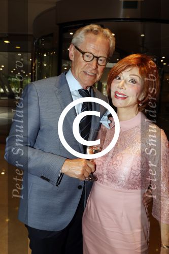Amsterdam 4 september 2016
Modeshow Paul Schulten in Hotel Okura. Marijke Helwegen met man (middelvinger)