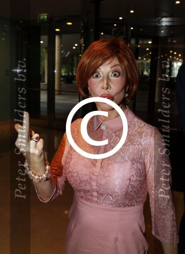 Amsterdam 4 september 2016
Modeshow Paul Schulten in Hotel Okura. Marijke Helwegen met man (middelvinger)