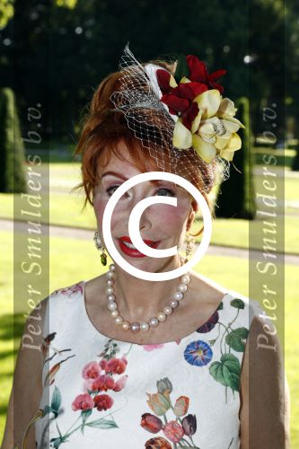 Haarzuilens 22 juni 2016
Haringparty op kasteel Haarzuilens. Marijke Helwegen met man