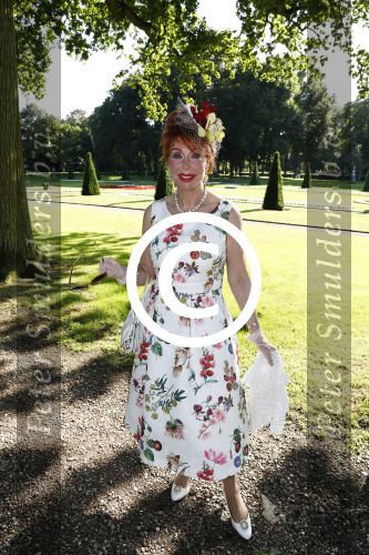 Haarzuilens 22 juni 2016
Haringparty op kasteel Haarzuilens. Marijke Helwegen met man