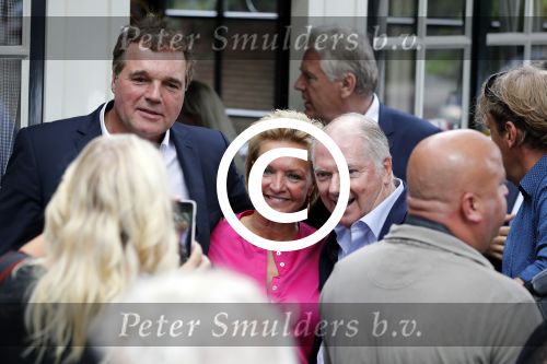 Blaricum 6 september 2016
Surprise party voor Willibrord Frequin zijn 75e verjaardag bij  Moeke Spijstra.
Zijn vriendin kinderen en kleinkinderen zijn natuurlijk aanwezig. Mariska v Kolck met Ronnie Tober