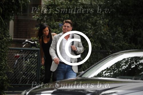 Amsterdam 2 september 2016 
Martijn Krabbe en zijn vriendin Noi Pakon verlaten zijn huis om in een taxite stappen.