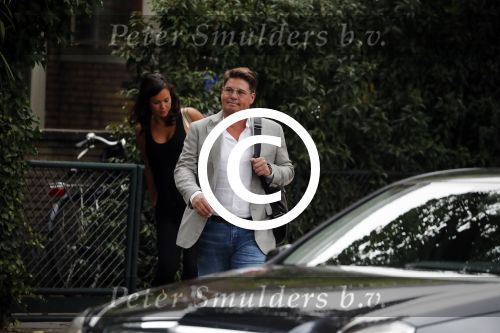 Amsterdam 2 september 2016 
Martijn Krabbe en zijn vriendin Noi Pakon verlaten zijn huis om in een taxite stappen.