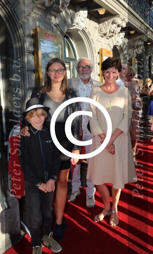 Amsterdam, 18 Augustus 2016
Premiere Hans Klok in Carre, House of Horror.
Martine v Os, partner Wouter Stips en kinderen Bo, Julian