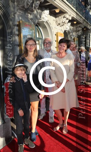 Amsterdam, 18 Augustus 2016
Premiere Hans Klok in Carre, House of Horror.
Martine v Os, partner Wouter Stips en kinderen Bo, Julian