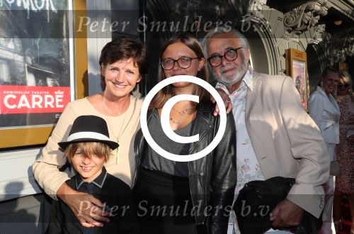 Amsterdam, 18 Augustus 2016
Premiere Hans Klok in Carre, House of Horror.
Martine v Os, partner Wouter Stips en kinderen Bo, Julian