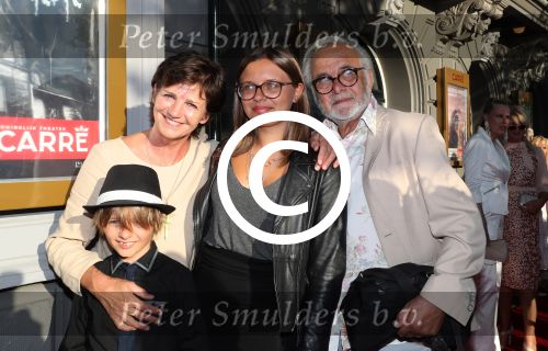 Amsterdam, 18 Augustus 2016
Premiere Hans Klok in Carre, House of Horror.
Martine v Os, partner Wouter Stips en kinderen Bo, Julian