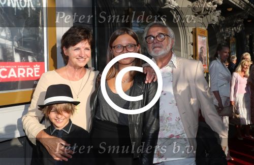 Amsterdam, 18 Augustus 2016
Premiere Hans Klok in Carre, House of Horror.
Martine v Os, partner Wouter Stips en kinderen Bo, Julian