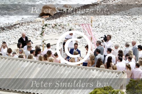 Ibiza 26 juni 2016
Nick en Kirsten Schilder trouwen op het strand van es Cubells. De vaderr van Kirsten trouwt ze en Ruben Nicolai doet zijn act als Duitse zanger.