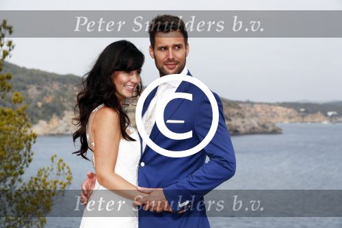 Ibiza 26 juni 2016
Nick en Kirsten Schilder trouwen op het strand van es Cubells. De vaderr van Kirsten trouwt ze en Ruben Nicolai doet zijn act als Duitse zanger.