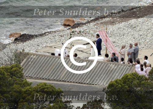 Ibiza 26 juni 2016
Nick en Kirsten Schilder trouwen op het strand van es Cubells. De vaderr van Kirsten trouwt ze en Ruben Nicolai doet zijn act als Duitse zanger.