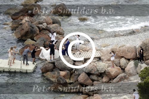 Ibiza 26 juni 2016
Nick en Kirsten Schilder trouwen op het strand van es Cubells. De vaderr van Kirsten trouwt ze en Ruben Nicolai doet zijn act als Duitse zanger.