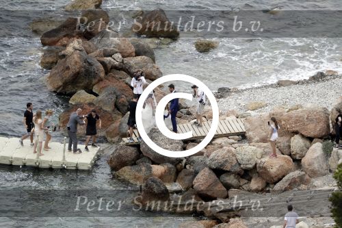 Ibiza 26 juni 2016
Nick en Kirsten Schilder trouwen op het strand van es Cubells. De vaderr van Kirsten trouwt ze en Ruben Nicolai doet zijn act als Duitse zanger.