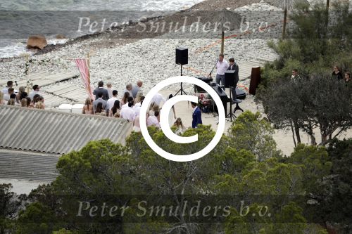Ibiza 26 juni 2016
Nick en Kirsten Schilder trouwen op het strand van es Cubells. De vaderr van Kirsten trouwt ze en Ruben Nicolai doet zijn act als Duitse zanger.