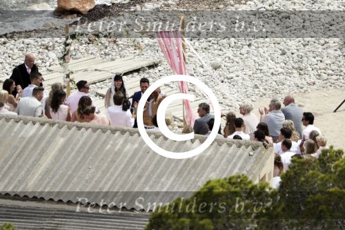 Ibiza 26 juni 2016
Nick en Kirsten Schilder trouwen op het strand van es Cubells. De vaderr van Kirsten trouwt ze en Ruben Nicolai doet zijn act als Duitse zanger.