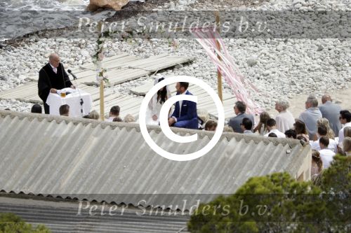 Ibiza 26 juni 2016
Nick en Kirsten Schilder trouwen op het strand van es Cubells. De vaderr van Kirsten trouwt ze en Ruben Nicolai doet zijn act als Duitse zanger.