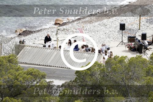 Ibiza 26 juni 2016
Nick en Kirsten Schilder trouwen op het strand van es Cubells. De vaderr van Kirsten trouwt ze en Ruben Nicolai doet zijn act als Duitse zanger.