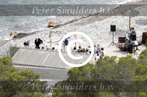 Ibiza 26 juni 2016
Nick en Kirsten Schilder trouwen op het strand van es Cubells. De vaderr van Kirsten trouwt ze en Ruben Nicolai doet zijn act als Duitse zanger.