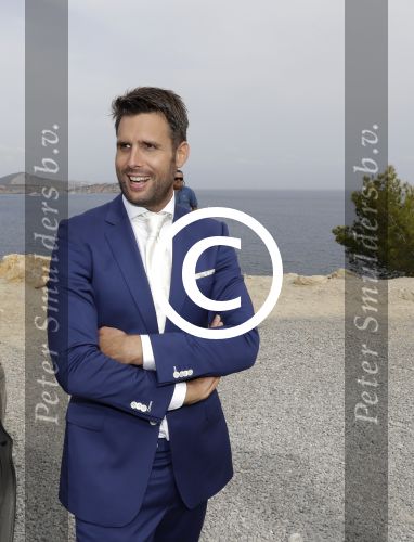 Ibiza 26 juni 2016
Nick en Kirsten Schilder trouwen op het strand van es Cubells. De vaderr van Kirsten trouwt ze en Ruben Nicolai doet zijn act als Duitse zanger.