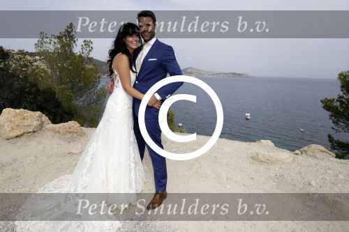 Ibiza 26 juni 2016
Nick en Kirsten Schilder trouwen op het strand van es Cubells. De vaderr van Kirsten trouwt ze en Ruben Nicolai doet zijn act als Duitse zanger.