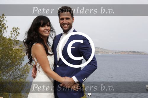 Ibiza 26 juni 2016
Nick en Kirsten Schilder trouwen op het strand van es Cubells. De vaderr van Kirsten trouwt ze en Ruben Nicolai doet zijn act als Duitse zanger.