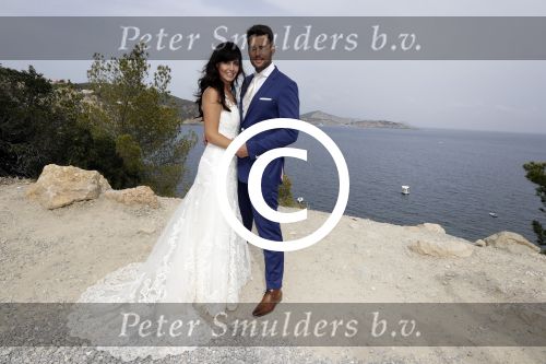 Ibiza 26 juni 2016
Nick en Kirsten Schilder trouwen op het strand van es Cubells. De vaderr van Kirsten trouwt ze en Ruben Nicolai doet zijn act als Duitse zanger.