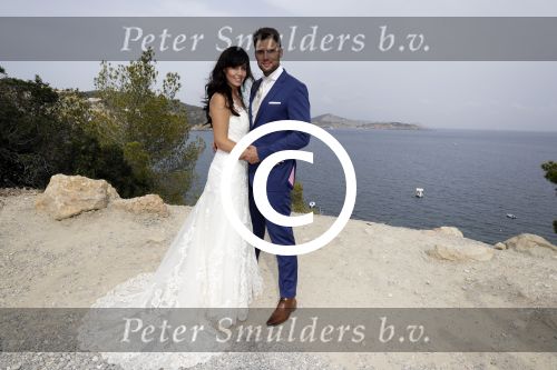Ibiza 26 juni 2016
Nick en Kirsten Schilder trouwen op het strand van es Cubells. De vaderr van Kirsten trouwt ze en Ruben Nicolai doet zijn act als Duitse zanger.