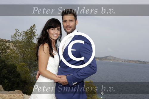 Ibiza 26 juni 2016
Nick en Kirsten Schilder trouwen op het strand van es Cubells. De vaderr van Kirsten trouwt ze en Ruben Nicolai doet zijn act als Duitse zanger.