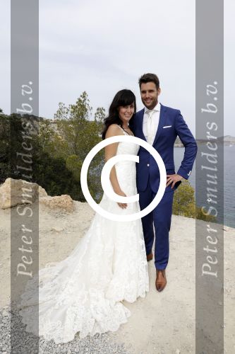 Ibiza 26 juni 2016
Nick en Kirsten Schilder trouwen op het strand van es Cubells. De vaderr van Kirsten trouwt ze en Ruben Nicolai doet zijn act als Duitse zanger.