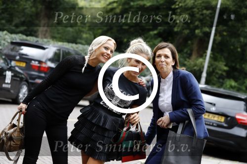 Amsterdam 12 augustus 2016
Nikkie Plessen gaat op de foto met twee dames in amsterdam . Selfie
